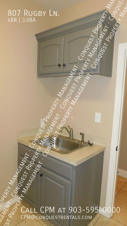 Building Photo - 807 Rugby Ln