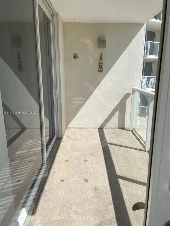 Building Photo - 1301 NE Miami Gardens Dr