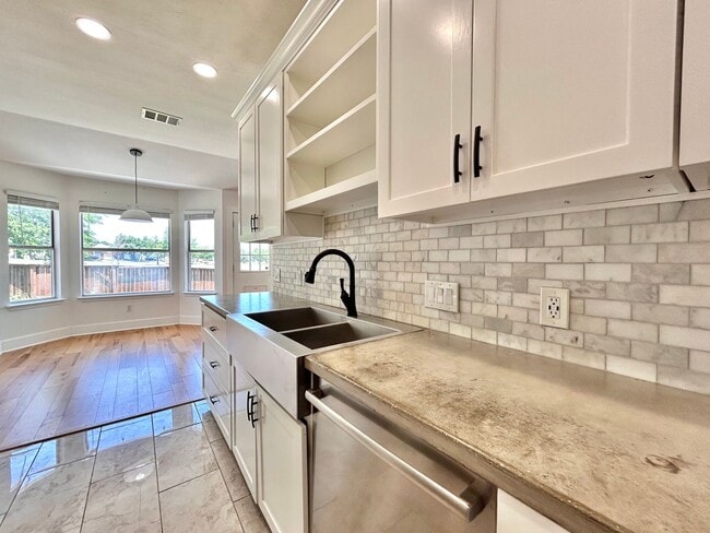Building Photo - Charming Rustic Retreat – 3 Bed, 2 Bath Si...