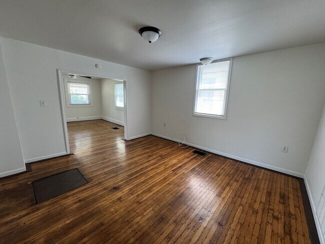 Building Photo - Near Westside 4 Bedroom 2 Bath