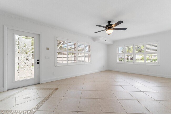 Building Photo - 2406 SW Danbury Ln