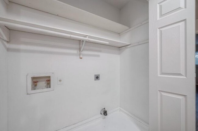 Building Photo - 8450 Ariel St
