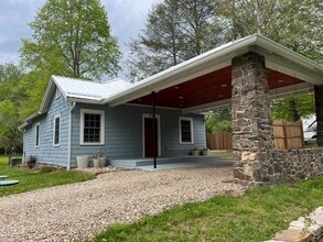 Building Photo - Charming Flat Rock Bungalow
