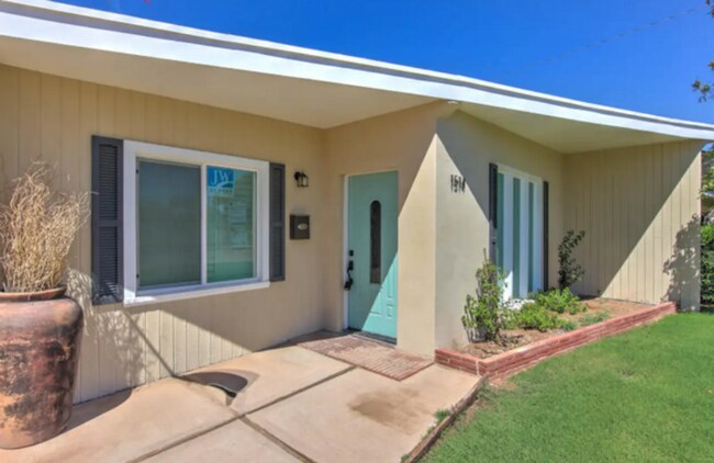 Building Photo - Beautiful Bungalow Home with Heated Pool on Golf Course