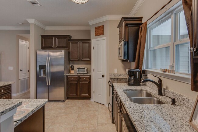 Building Photo - 4 BEDROOMS IN NAVARRE!