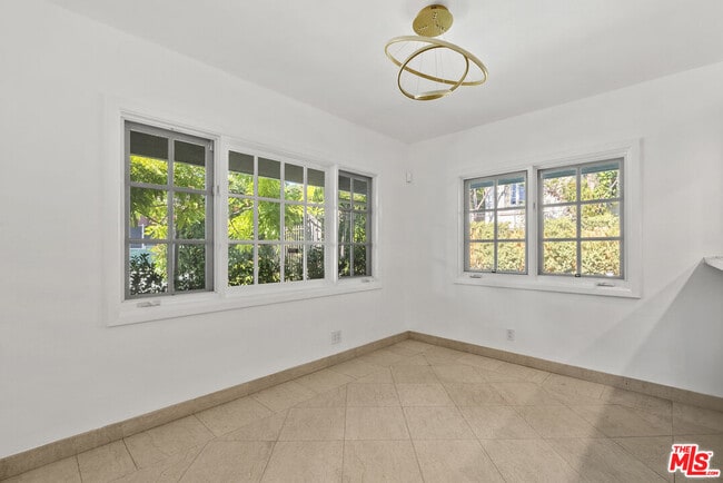 Building Photo - 717 Alta Dr