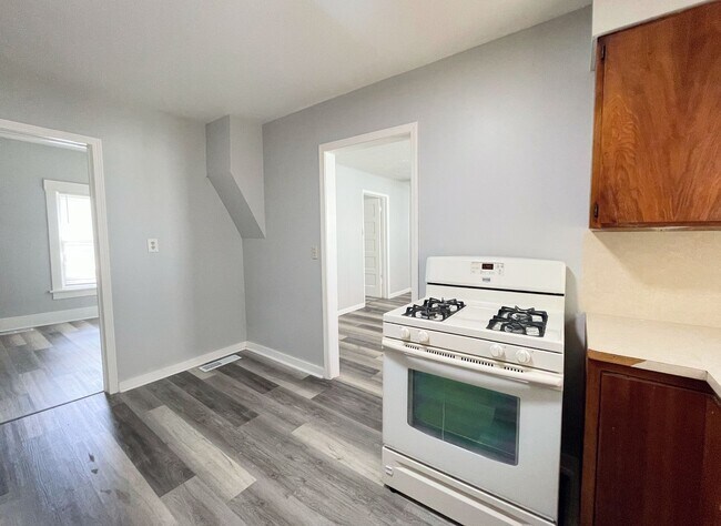 Building Photo - Spacious 3 bedroom home