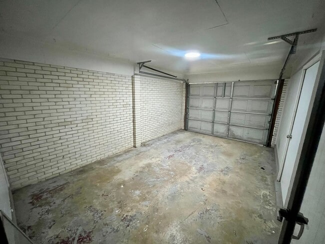 Building Photo - 3 Bed/2 Bath Home