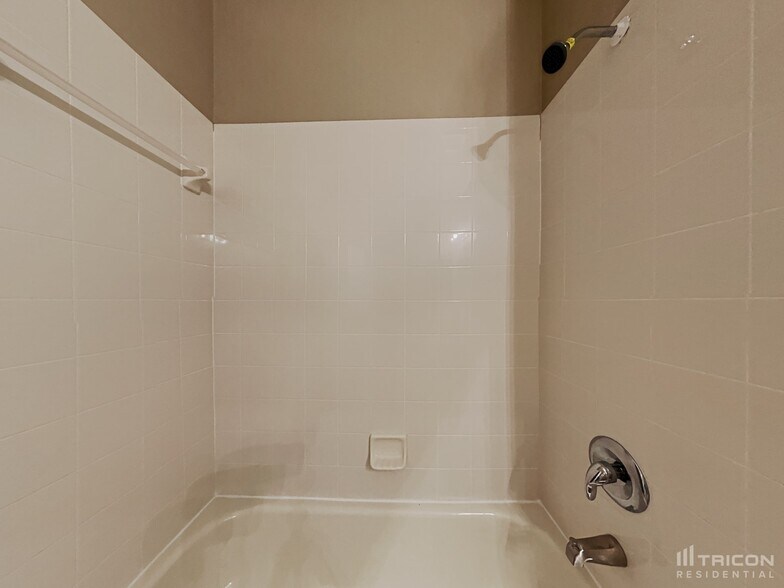 Building Photo - 9723 Riverchase Dr