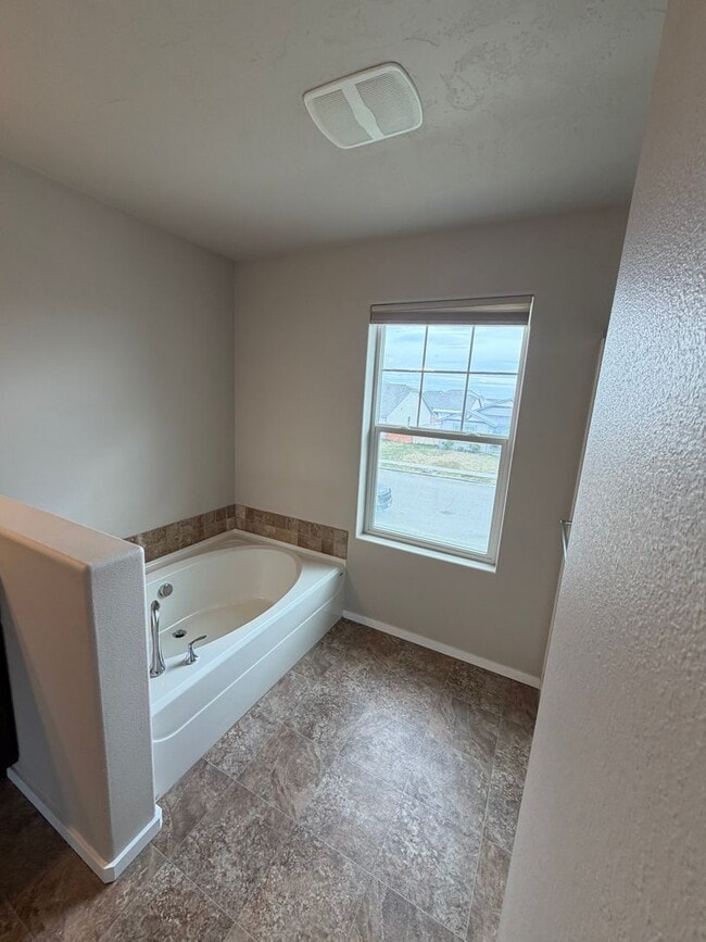 Building Photo - Check out our move in special on this charming Very Spacious 2-Story Home for Rent in Pasco, WA!