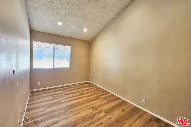 Building Photo - 5800 Owensmouth Ave