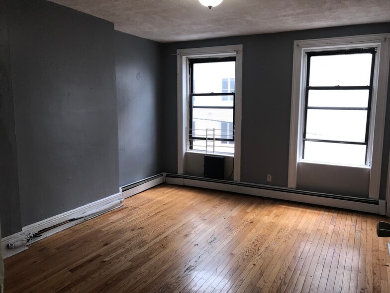 Building Photo - 16 Westervelt Pl
