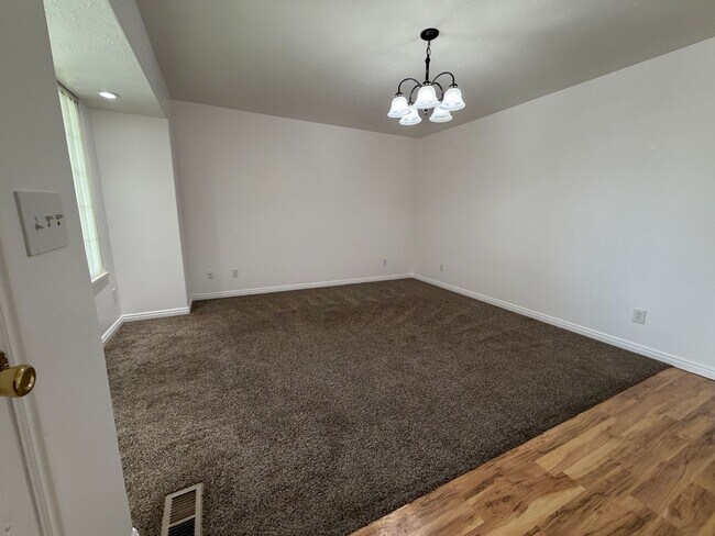 Building Photo - Welcome to this Two-Bedroom Duplex in Santaquin, UT