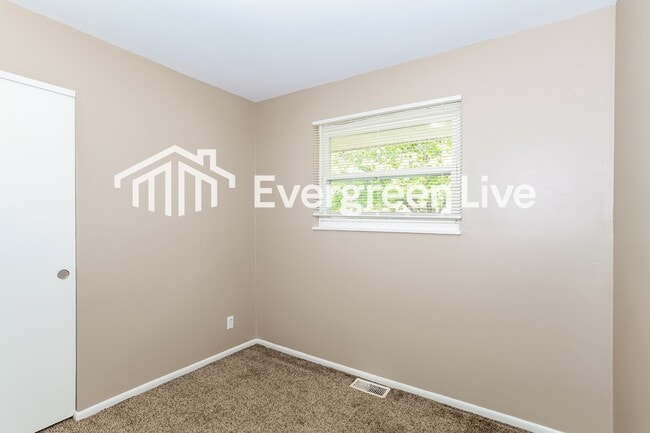 Building Photo - 859 Heatherstone Dr