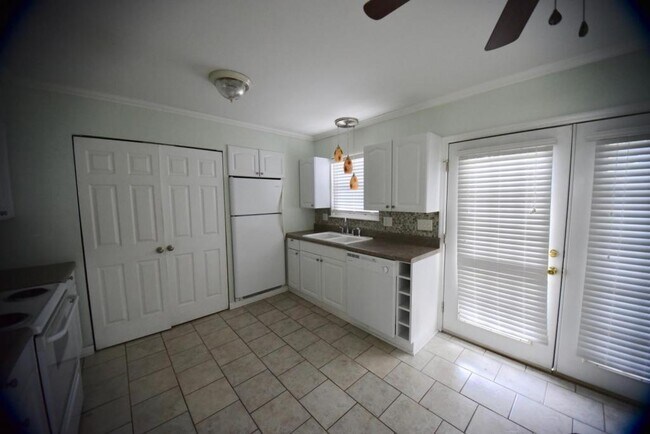 Building Photo - 1423 Ashley River Rd