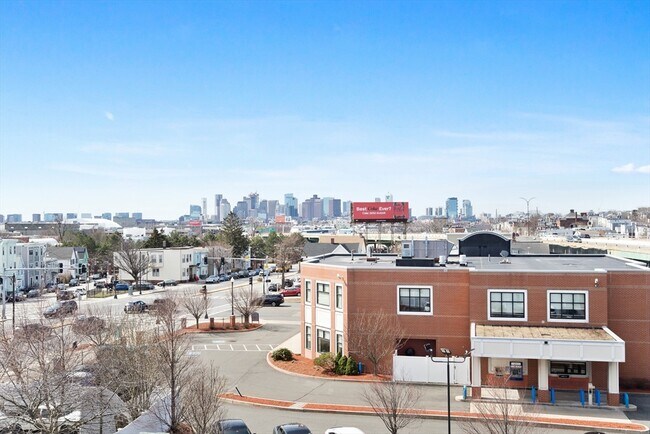 Building Photo - 631 Saratoga St