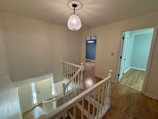 Building Photo - Fenced yard!