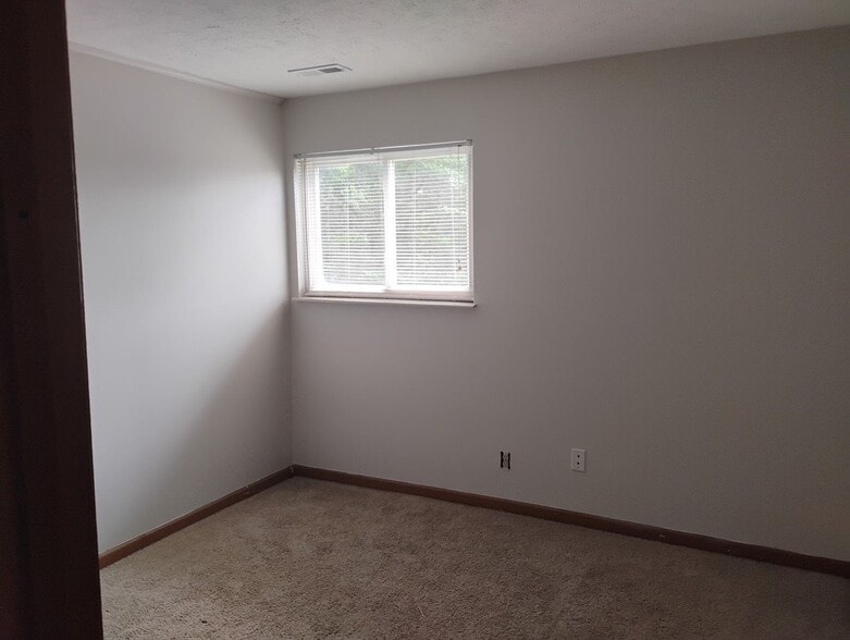Building Photo - 1000 Valley View Ln