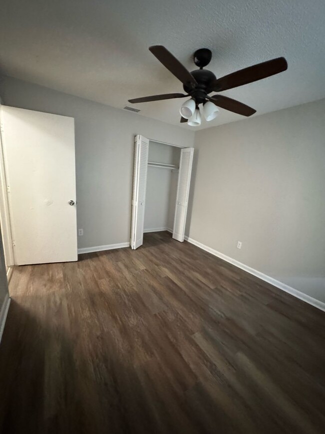 Building Photo - Recently renovated 2 Bedrooms and 1 Bath d...