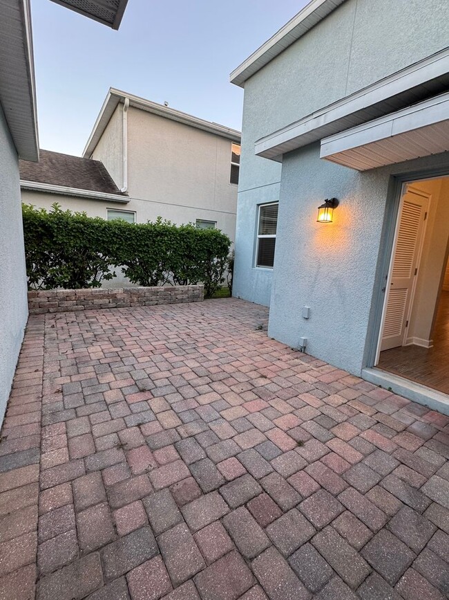 Building Photo - STOREY PARK - 3BR/2.5BA TWO STORY HOME