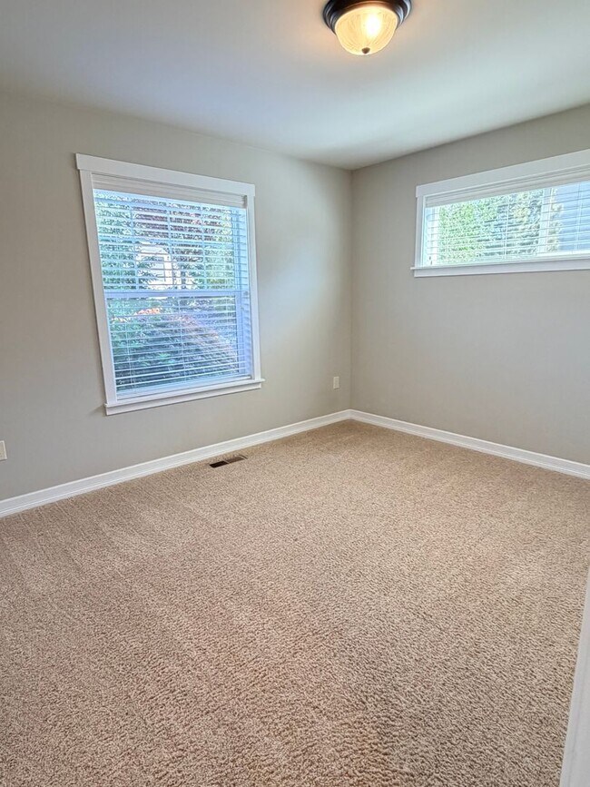 Building Photo - Luxury, golf course living with VIEWS! 3+ bed, 3 bath, three car garage and so much more!