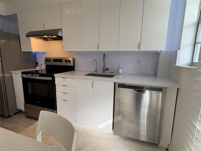 Building Photo - 1340 Lincoln Rd