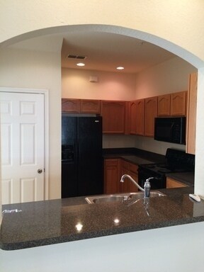 Building Photo - Spacious 3 bedroom, 2.5 bath townhouse in ...