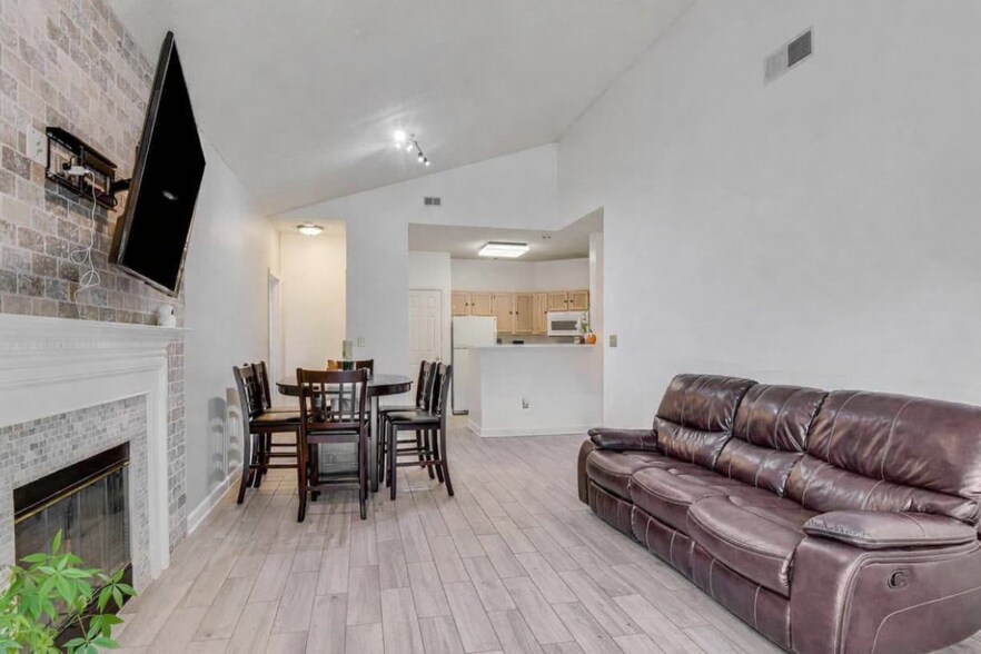 Building Photo - 14313 Climbing Rose Way