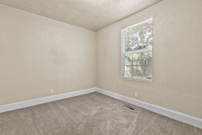 Building Photo - Charming 3-Bedroom Home for Rent in Norfolk!