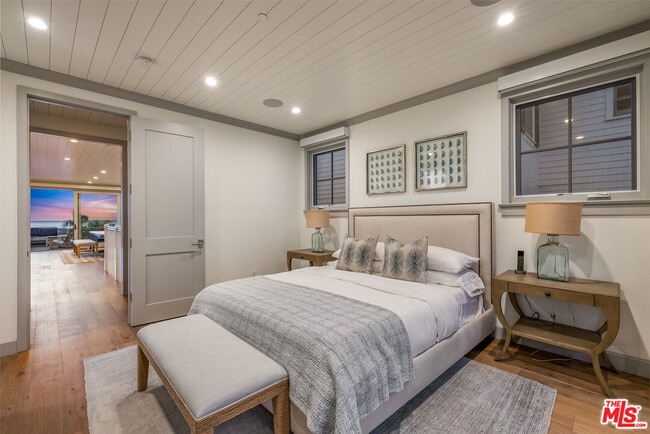 Building Photo - 703 Bayview Dr