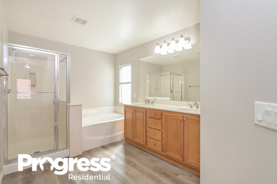 Building Photo - 1075 Silver Star St