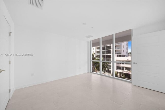 Building Photo - 2150 N Bayshore Dr