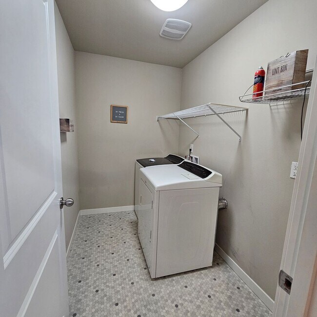 Building Photo - 2444 Seringa Ave