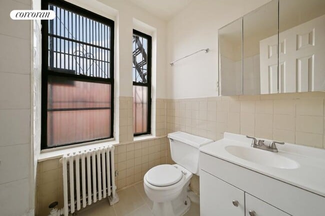 Building Photo - 242 E 10th St