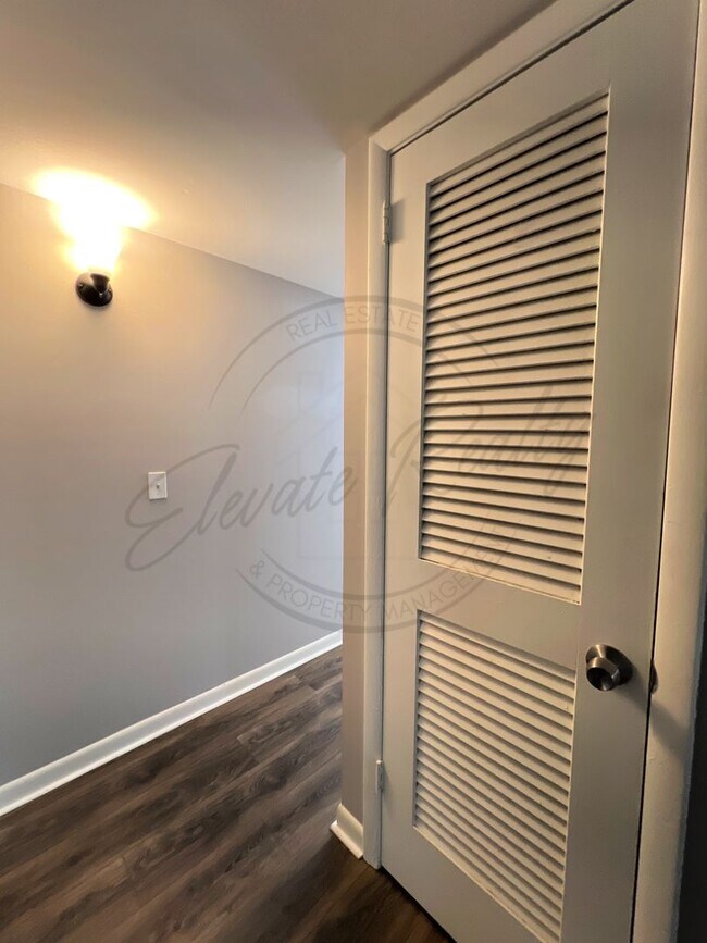 Building Photo - Bright and Airy Second-Floor Apartment with Upgrades and Pet Friendly!