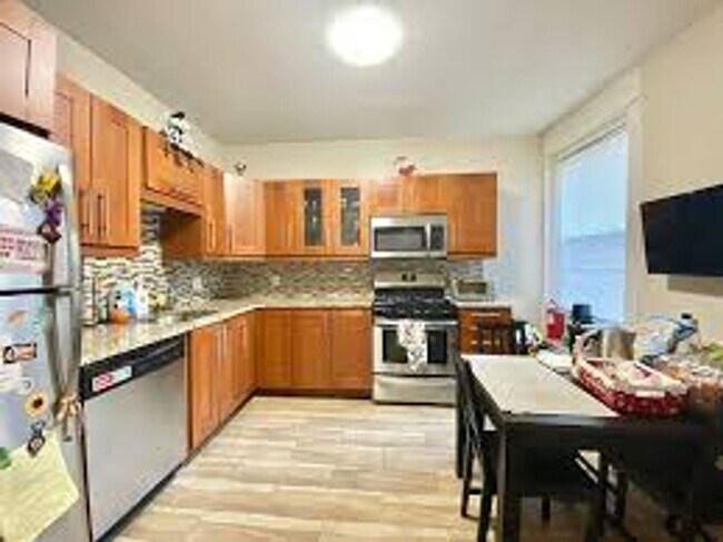 Building Photo - 171 Thorndike St
