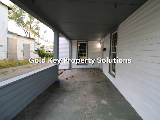 Building Photo - Fully Updated 2 BR 1 BA House with Covered...
