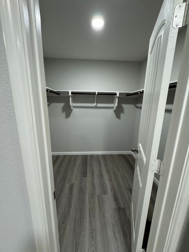 Building Photo - Beautiful Spacious 4 Bedroom Home