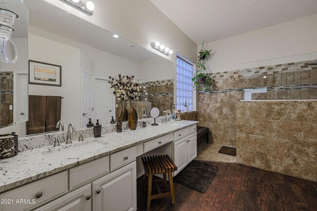 Building Photo - Gorgeous fully upgraded single level 4 bed home with private pool in North Peoria