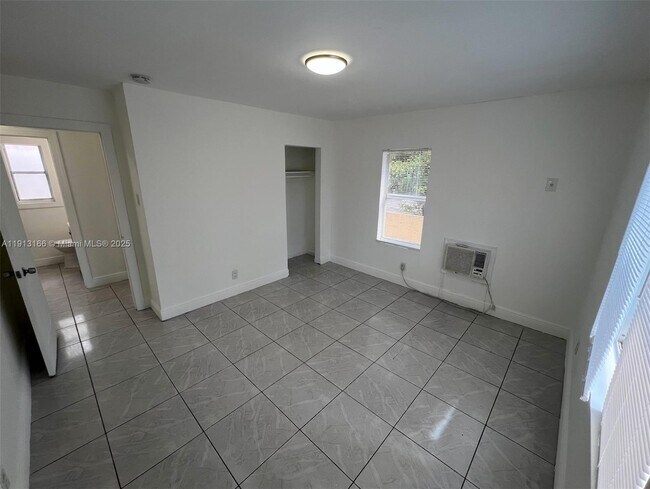 Building Photo - 1935 SW 2nd St