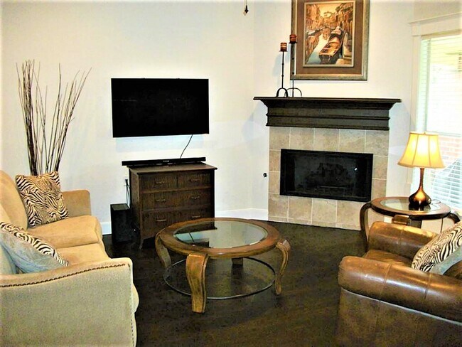 Building Photo - 435 N Rivershire Dr