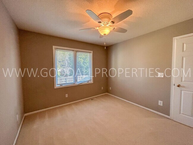 Building Photo - 3 Bedroom Single-Family home in West Des Moines with a fully fenced in yard!