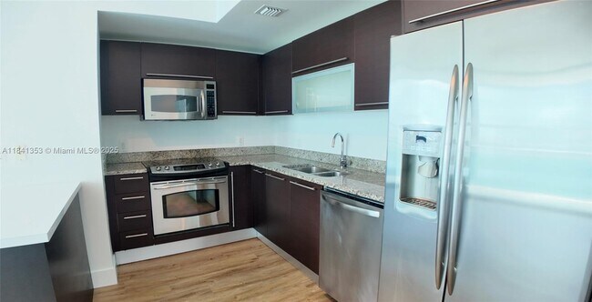 Building Photo - 950 Brickell Bay Dr
