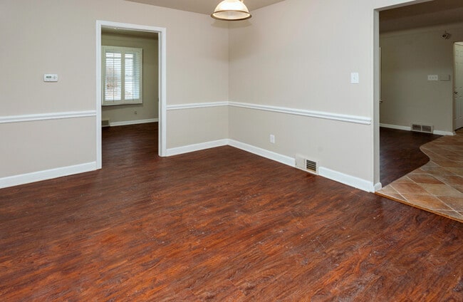 Building Photo - Spacious 4 bedroom 2 bathroom home