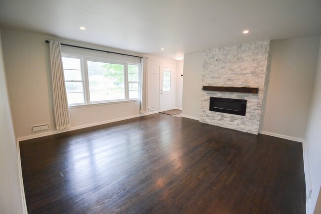 Building Photo - Updated 3 Bed 1.75 bath home available NOW!
