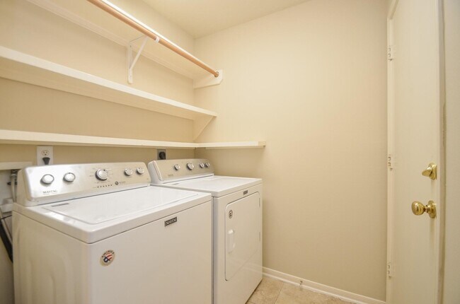 Building Photo - 102 N Holly Laurel Cir