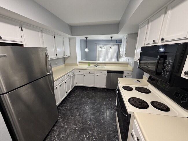 Building Photo - Just minutes from the University of South Alabama, this updated condo features fresh paint, lamin...