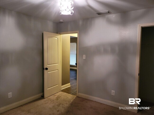 Building Photo - 9530 Fox Hunter Ct E