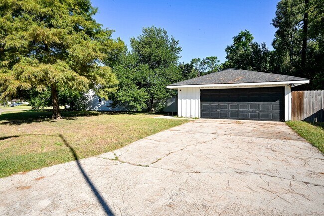 Building Photo - 25602 Yellow Pine Ln