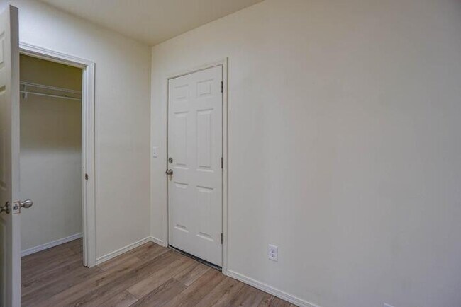 Building Photo - THREE BEDROOM TOWNHOUSE